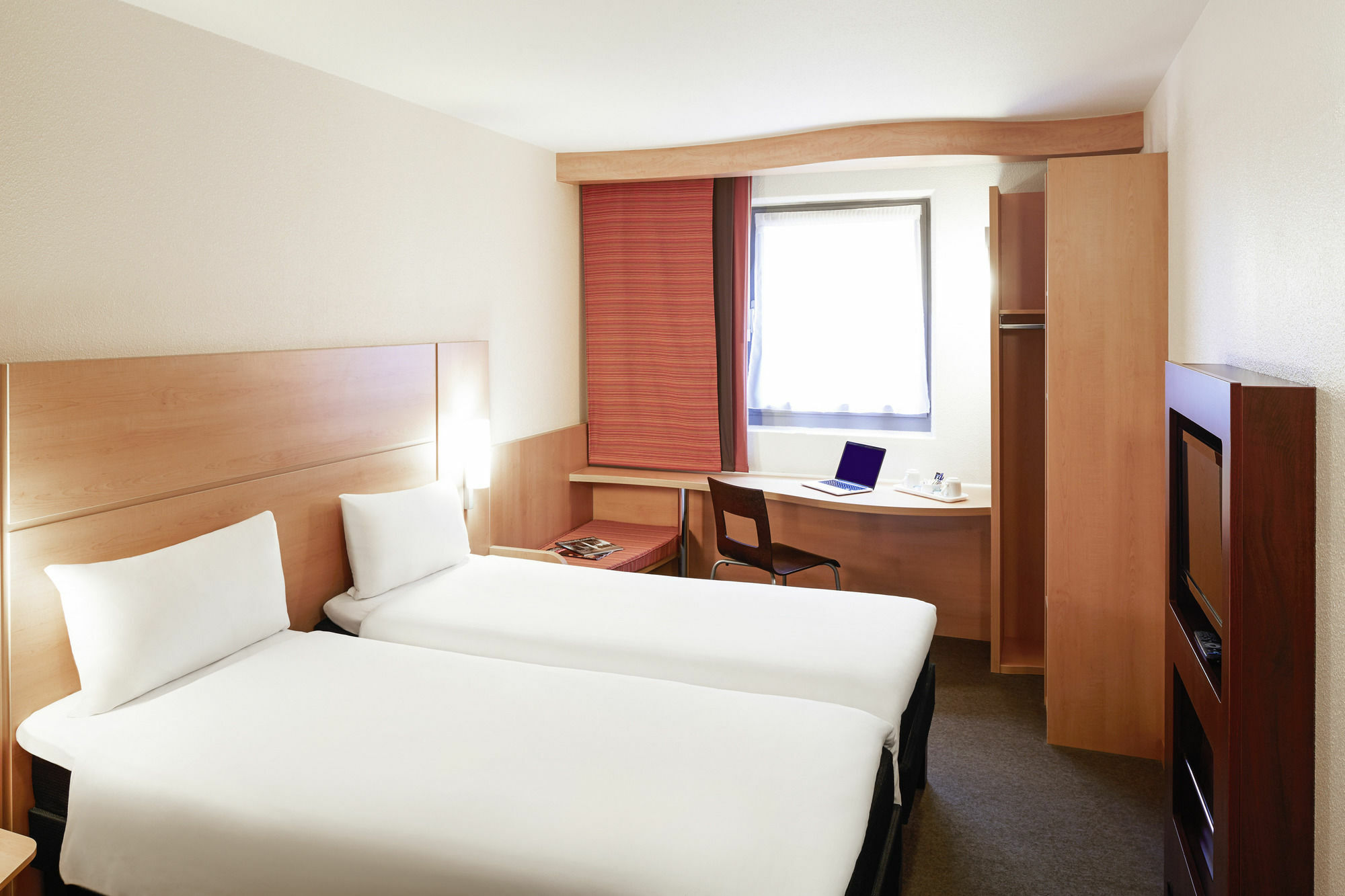 Ibis Cardiff Gate - International Business Park Hotell Exteriör bild