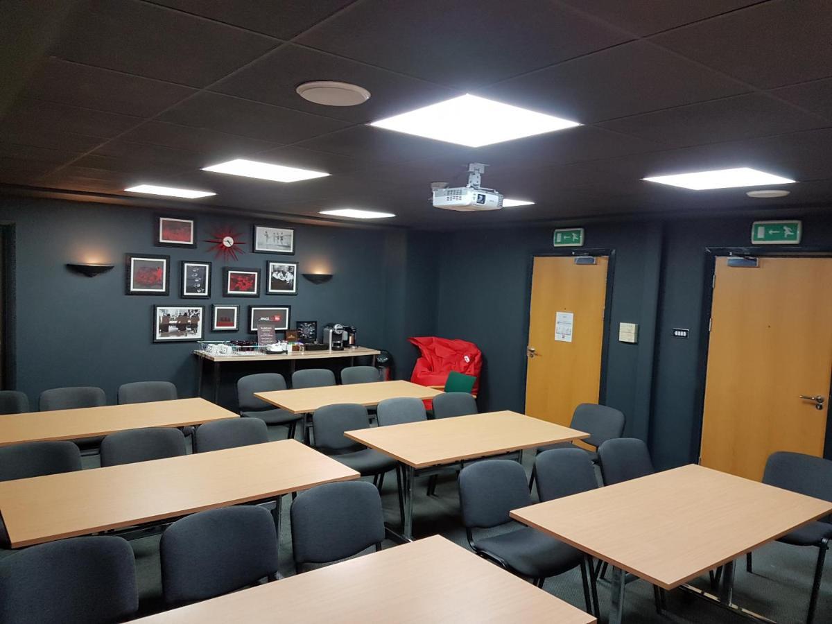Ibis Cardiff Gate - International Business Park Hotell Exteriör bild